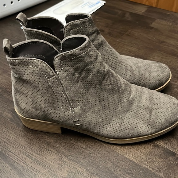 Universal Thread Shoes - Gray boots, size 8.5